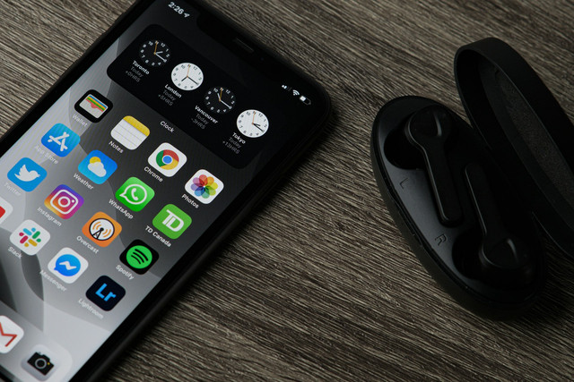 ilustrasi cara menebalkan tulisan di iphone. sumber: unsplash/thom bradley