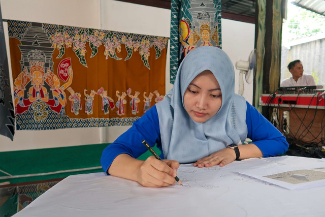 Warga binaan membuat pola batik gandrung jeruji. Foto: Budi Candra Setya/ANTARA FOTO