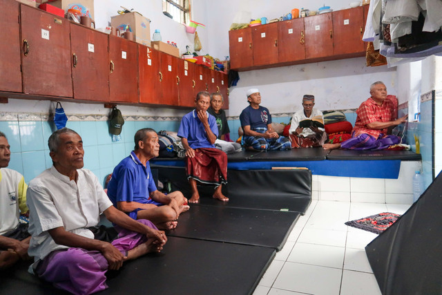 Sejumlah warga binaan lansia berada di dalam kamar Lapas kelas IIA Banyuwangi, Jawa Timur. Foto: Budi Candra Setya/ANTARA FOTO
