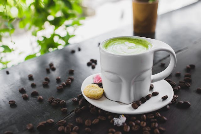 Ilustrasi rekomendasi minuman matcha di Indomaret. Sumber: Pexels/ROMAN ODINSOV