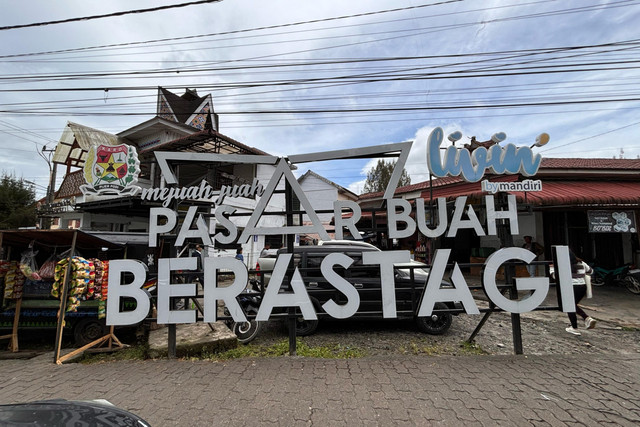 Suasana di Pasar Buah Berastagi, Kabupaten Karo, Minggu (4/5/2025). Foto: Tri Vosa/kumparan