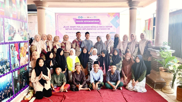 Kelompok 2 Calon Guru Program Pendidikan Profesi Guru (PPG) Universitas Lampung (Unila) sukses menggelar Proyek Kepemimpinan bertajuk “Jejak Mimpi: Perjalanan Masa Depan Impian” di Panti Asuhan Raudhatul Aitam 3, Bandar Lampung. | Foto: Ist
