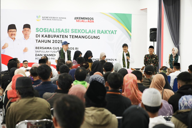 Mensos Saifullah Yusuf atau Gus Ipul dialog bersama calon siswa Sekolah Rakyat dan orang tua yang digelar di Sentra Terpadu Kartini Temanggung. Foto: Kemensos RI