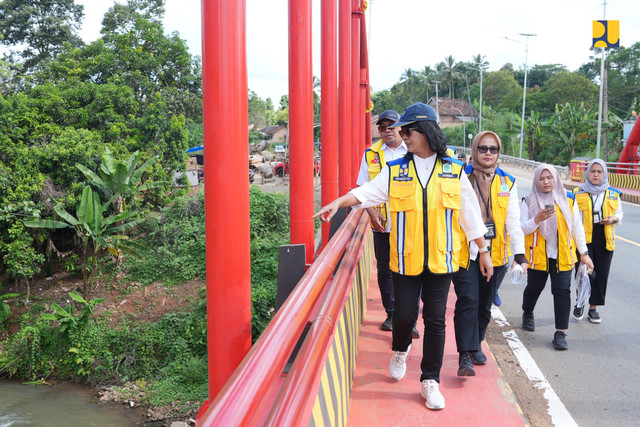 Wakil Menteri Pekerjaan Umum (PU) Diana Kusumastuti tinjau Jembatan Way Sabuk, Kotabumi, Lampung Utara. | Foto: Dok BPJN Lampung