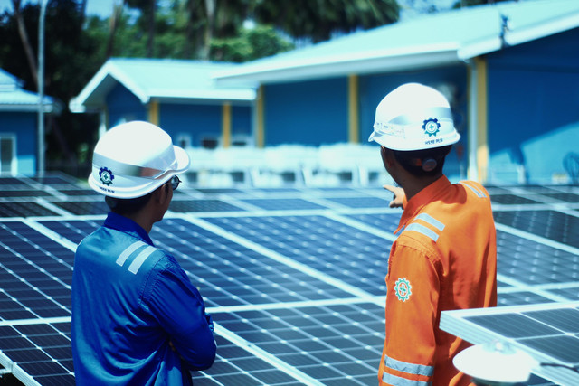 Petugas PLTS Selayar memastikan setiap panel surya berfungsi dengan baik dan siap memasok listrik untuk kebutuhan masyarakat. Foto: PLN IP