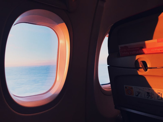 Kenapa jendela pesawat harus dibuka saat take off. Foto adalah jendela pesawat. Sumber: Unsplash/Marten Bjork