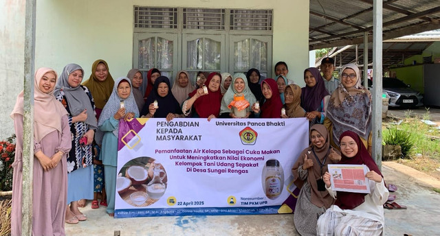 Foto bersama tim PKM UPB bersama warga Desa Sungai Rengas. Foto: Muhammad Zain/Hi!Pontianak