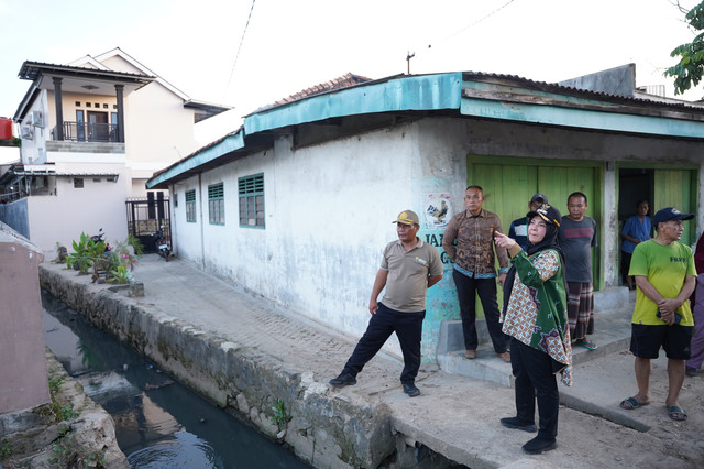 Wali Kota Bandar Lampung, Eva Dwiana saat meninjau lokasi pengerjaan saluran air dengan box culvert di Panjang | Foto : Ist