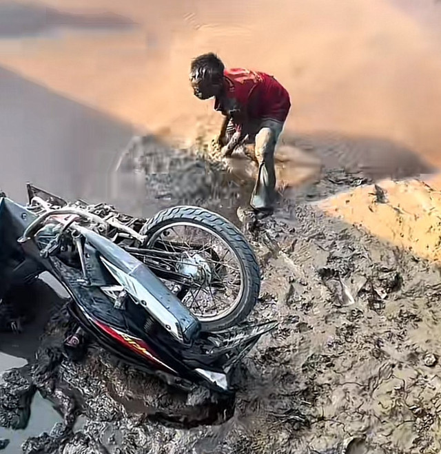 Bocil di Kubu Raya bersama motor nya nyemplung ke Sungai. Foto: Dok. Tiktok @muhammadferdaus938.