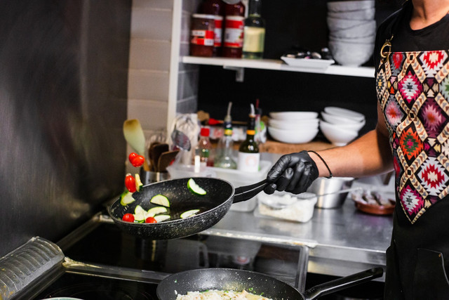 Ilustrasi Cara Memasak Kikil agar Empuk dan Tidak Lengket,Foto:Unplash/Louis Hansel