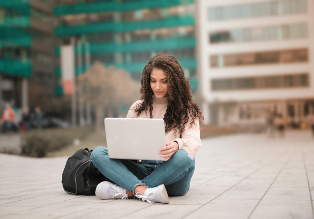 Laptop adalah salah satu perangkat yang dibutuhkan mahasiswa untuk mendukung aktivitas perkuliahan. Foto: Pexels.com