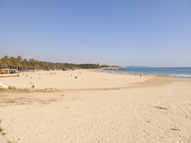Pantai Srau. Foto hanya ilustrasi, bukan sebenarnya. Sumber: unsplash.com/JOE Planas