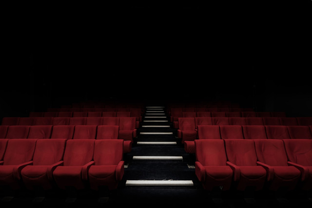 Ilustrasi Sinopsis Film Modal Nekad, Foto:Unsplash/Felix Mooneeram