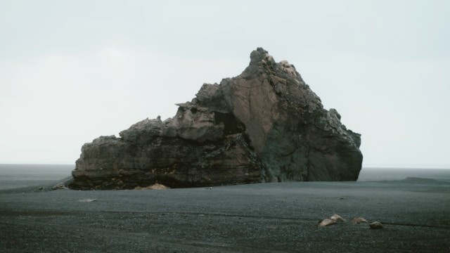 Pantai Watu Kodok. Foto hanyalah ilustrasi, bukan tempat yang sebenarnya. Sumber: Unsplash/Alin Gavriliuc