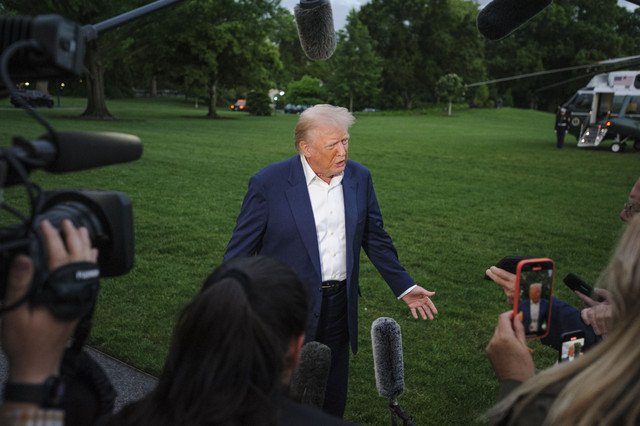 Presiden Donald Trump berbicara dengan wartawan setelah turun dari Marine One saat tiba di Halaman Selatan Gedung Putih di Washington, Minggu (4/5/2025). Foto: Rod Lamkey/AP