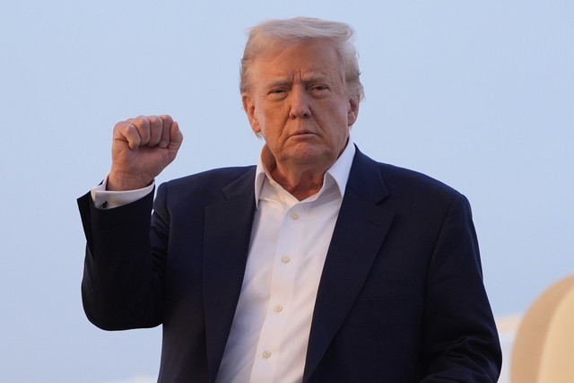Presiden Donald Trump tiba dengan Air Force One di Pangkalan Gabungan Andrews, Maryland, Minggu (4/5/2025). Foto: Manuel Balce Ceneta/AP Photo