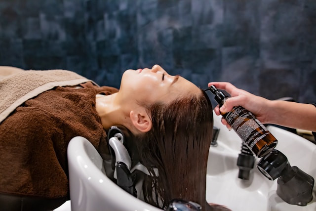 Ilustrasi rekomendasi serum rambut rontok. Sumber: unsplash.com/Quentin Mahe