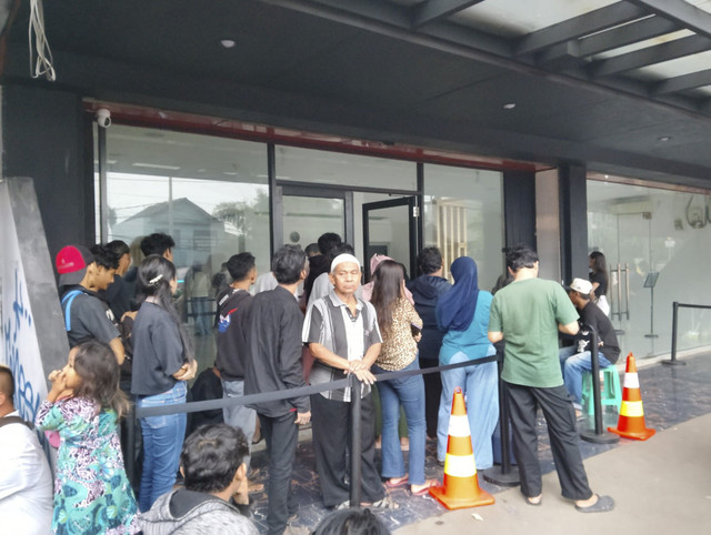Warga mendatangi cabang E world Kota Bekasi di Jalan Ir. H. Juanda, samping stasiun Bekasi Timur, Minggu (4/5/2025). Foto: kumparan