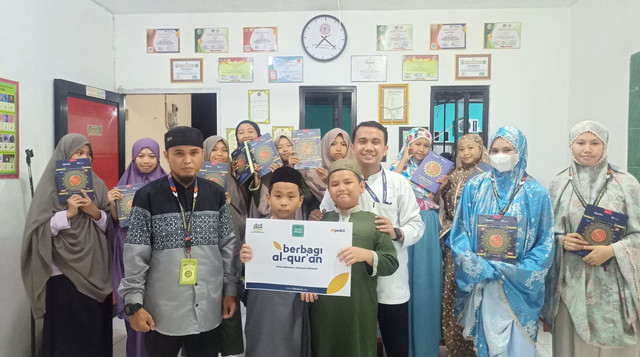 Yayasan Belajar Quran Indonesia bersama DT Peduli Sulsel salurkan Al Quran untuk santri Tahfidz di Makassar (Sumber : DT Peduli)