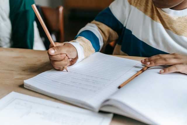 Contoh Soal UAS Bahasa Indonesia Kelas 12 Semester 2. Foto: Pexels/Katerina Holmes
