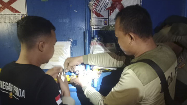 Satpol PP Surabaya menyegel gudang Sentoso Seal. Foto: Pemkot Surabaya