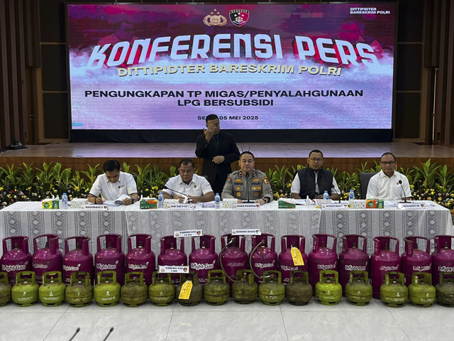 Konferensi pers penyalahgunaan Gas LPG Subsidi di Mabes Polri, Jakarta Selatan, Senin (5/5/2025). Foto: Rayyan Farhansyah/kumparan