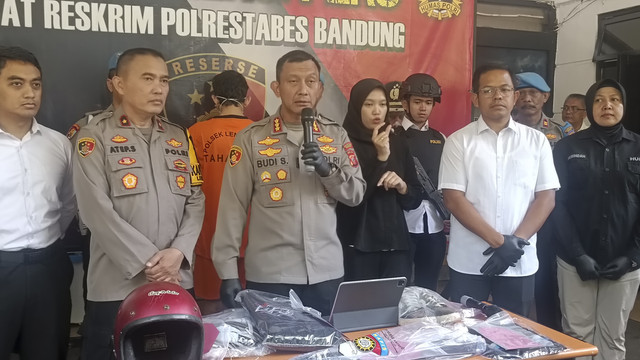 Polrestabes Bandung menggelar konferensi pers pembegalan di Jalan Buah Batu, Lengkong, Bandung, Senin (5/5/2025). Foto: Robby Bouceu/kumparan