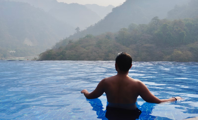 kolam renang di garut view gunung. Foto Hanya Ilustrasi Bukan Tempat Sebenarnya. Sumber Foto: Unsplash/Prashant
