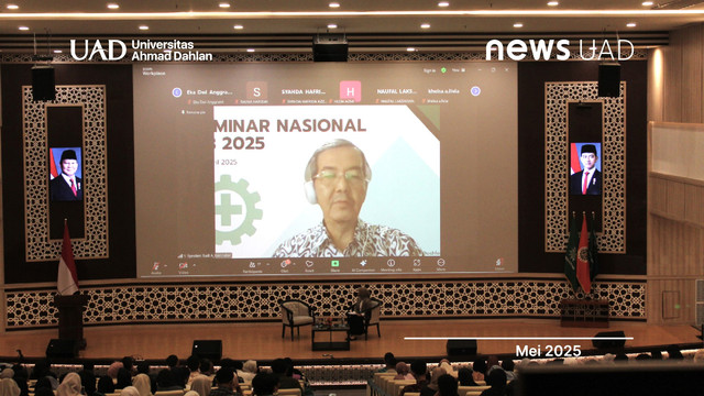 Dr. dr. Sudi Astono, MS (MKK) selaku Pembicara Utama Seminar Nasional K3 FKM Universitas Ahmad Dahlan (UAD) (Dok. FKM UAD)
