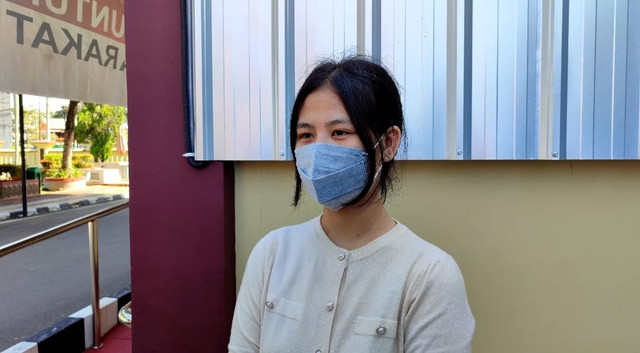 Mahasiswi di Palembang asal Pagar Alam, Kerren Julinda saat berada di Polrestabes Palembang untuk melaporkan dugaan pengeroyokan yang dilakukan oleh lima orang temannya dua di antaranya merupakan anak dari anggota DPRD Pagar Alam. Foto : Istimewa