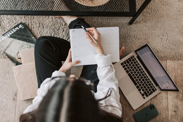 Ilustrasi laptop untuk pelajar. Foto: Pexels.com