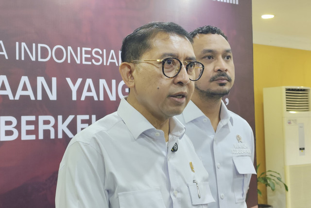 Menteri Kebudayaan Fadli Zon (kiri) dan Wakil Menteri Kebudayaan Giring Ganesha (kanan) usai menghadiri pembukaan Dana Indonesia di Gedung A Kemendikbudristek, Jakarta Pusat, Senin (5/5/2025). Foto: Alya Zahra/kumparan