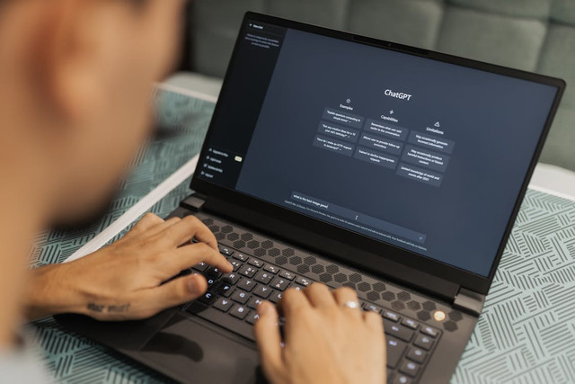 Prompt adalah instruksi atau perintah yang diberikan ke AI untuk menghasilkan respons sesuai tujuan yang diinginkan. Foto: Pexels