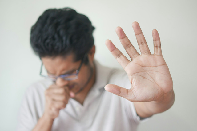 Ilustrasi mengalami serdawa terus menerus disertai mual. Foto: Pexels.com