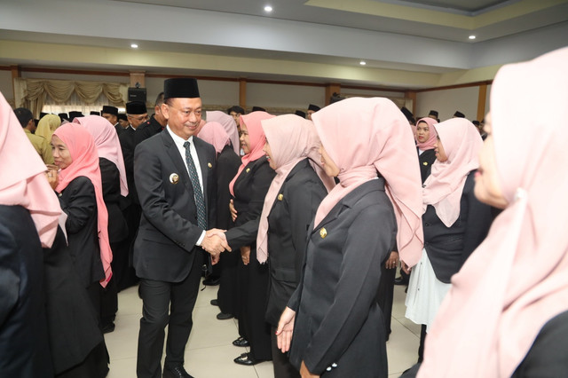 Wali Kota Pontiana, Edi Rusdi Kamtono saat memberikan ucapan selamat kepada PPPK dan kepala sekolah yang dilantik. Foto: Dok. Diskominfo Pemkot Pontianak