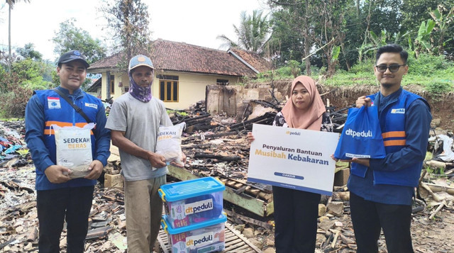 DT Peduli Cianjur Salurkan Bantuan untuk Korban Kebakaran di Kampung Pasir Panjang Desa Sukaraharja (Sumber : DT Peduli)