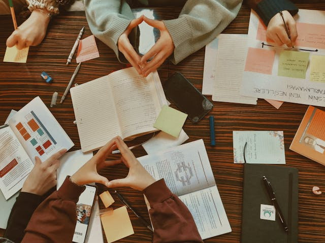 Ilutrasi contoh soal UAS PAI kelas 6 semester 2 dan kunci jawaban. Sumber: Pexels/Ayse