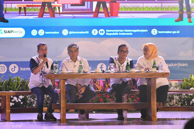 Menteri Ketenagakerjaan Yassierli (kedua dari kiri), Wakil Direktur Utama Pertamina Wiko Migantoro (kiri), Wakil Menteri Ketenagakerjaan RI Immanuel Ebenezer Gerungan (kedua dari kanan), dan Direktur Jenderal Pembinaan Hubungan Industrial dan Jaminan Sosial Tenaga Kerja Kementerian Ketenagakerjaan Indah Anggoro Putri pada puncak perayaan May Day di Pertamina Arena, Simprug, Jakarta, Kamis (1/5). Foto: Dok. Pertamina