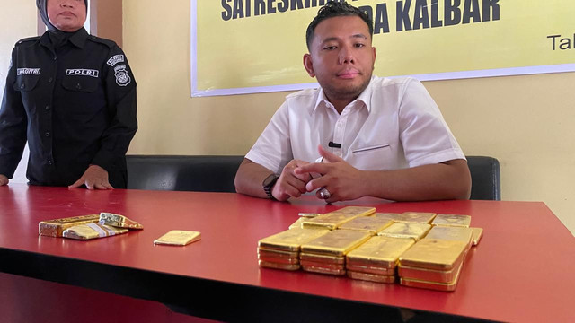 Kasat Reskrim Polresta Pontianak, AKP Wawan Darmawan mengungkap kronologi 47 emas batangan yang diamankan. Foto: Rabiansyah/Hi!Pontianak.