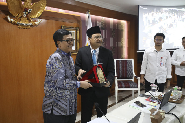 BPK menyerahkan Laporan Hasil Pemeriksaan (LHP) Kepatuhan dan Kinerja oleh Anggota III BPK RI, Akhsanul Khaq, kepada Mensos Saifullah Yusuf (Gus Ipul) di Gedung Kemensos, Jakarta, Senin (5/5/2025). Foto: Kemensos RI