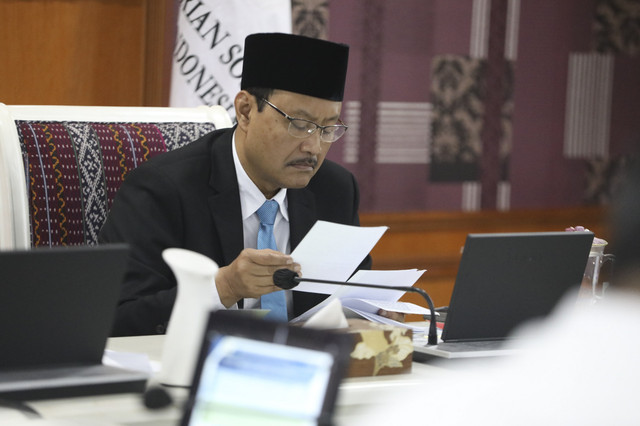 BPK menyerahkan Laporan Hasil Pemeriksaan (LHP) Kepatuhan dan Kinerja oleh Anggota III BPK RI, Akhsanul Khaq, kepada Mensos Saifullah Yusuf (Gus Ipul) di Gedung Kemensos, Jakarta, Senin (5/5/2025). Foto: Kemensos RI
