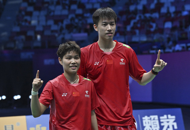 Pasangan ganda campuran China Feng Yanzhe dan Huang Dongping. Foto: Adek Berry/AFP