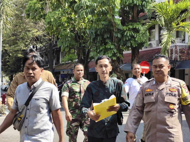 Bryan Manov Qrisna Huri (35) warga Tamantirto, Kapanewon Kasihan, Kabupaten Bantul, korban mafia tanah saat di Pemkab Bantul, Senin (5/5/2025). Foto: Arfiansyah Panji Purnandaru/kumparan