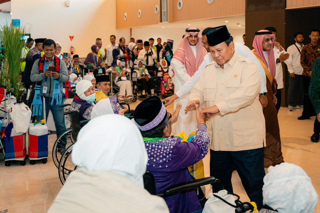 Presiden Prabowo Subianto menyapa jemaah haji di Terminal Khusus Haji dan Umrah 2F Bandara Soekarno-Hatta, Minggu (4/5). Foto: Dok. InJourney