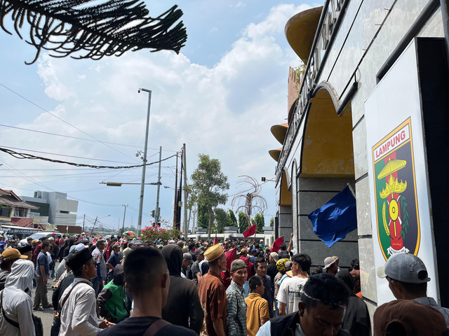 Ratusan massa aksi yang terdiri dari petani, mahasiswa dan sejumlah OKP menggelar unjuk rasa di depan Kantor DPRD Provinsi Lampung. | Foto: Eka Febriani/Lampung Geh