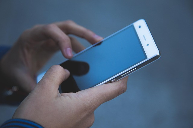 Ilustrasi gadget ( Sumber https://pixabay.com/id/photos/tangan-telepon-smartphone-1851218/ )
