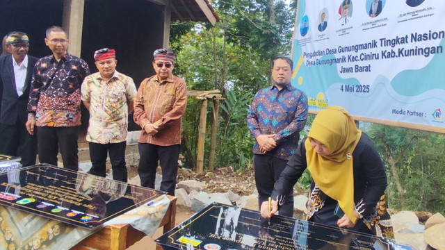 Rektor UM Buton menandatangani Plakat Peresmian Tugu dan Taman Kampung KB di Kuningan (Sumber: Dok. LP2M UM Buton)