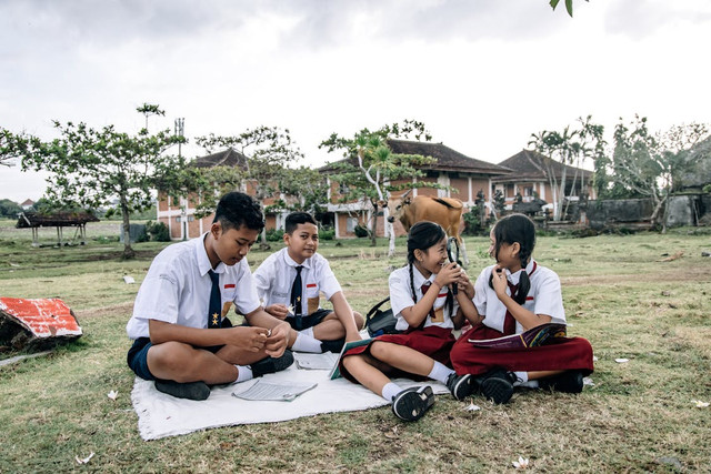 Bantuan PIP adalah uang tunai dari pemerintah bagi siswa usia 6–21 tahun dari keluarga miskin atau rentan, untuk membantu biaya pendidikan. Foto: Pexels
