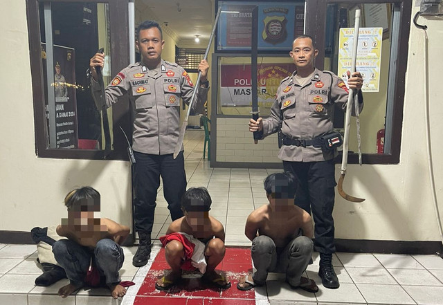 Tiga anak bawah umur yang tertangkap saat bawa senjata tajam untuk tawuran. Foto: Dok. Istimewa