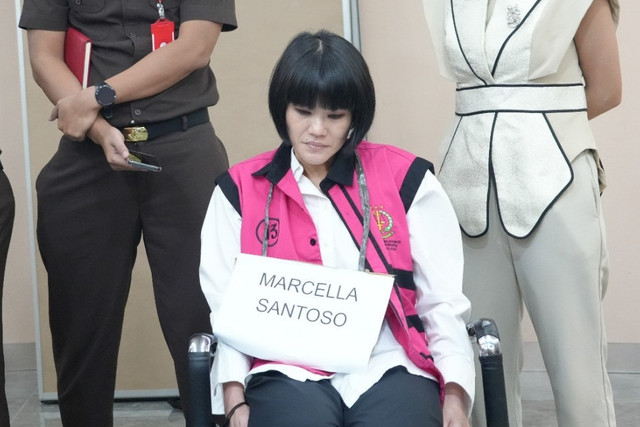 Tersangka Marcella Santoso saat mengikuti rekonstruksi kasus dugaan suap pengaturan vonis lepas kasus korupsi crude palm oil (CPO). Foto: Kejagung RI